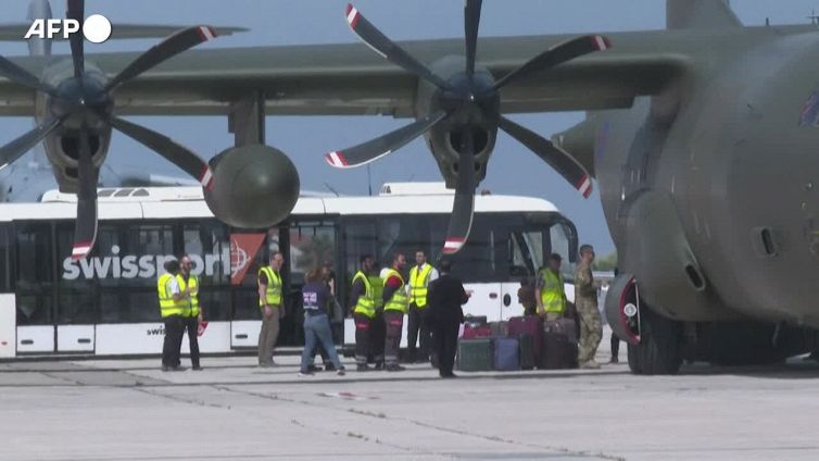 Sudan, i britannici evacuati atterrano a Cipro a bordo di un aereo della Raf