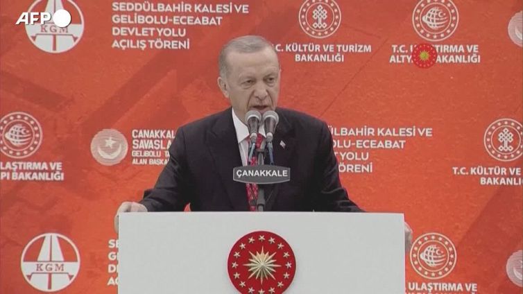 Malore per Erdogan in diretta tv, e al voto rischia