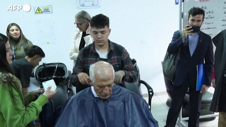 Borrell si fa tagliare i capelli durante la sua visita a Bogota'