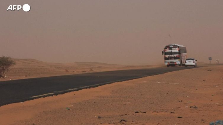 Sudan, evacuazioni da Khartoum a bordo di autobus diretti verso il confine egiziano