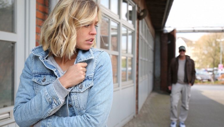 Cos'è il catcalling e quando è reato in Italia