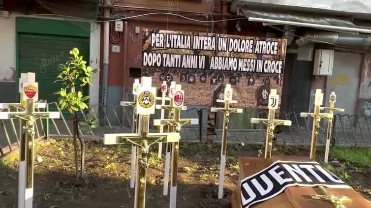 Scudetto, a Napoli fanno il "funerale" alle squadre di Serie A