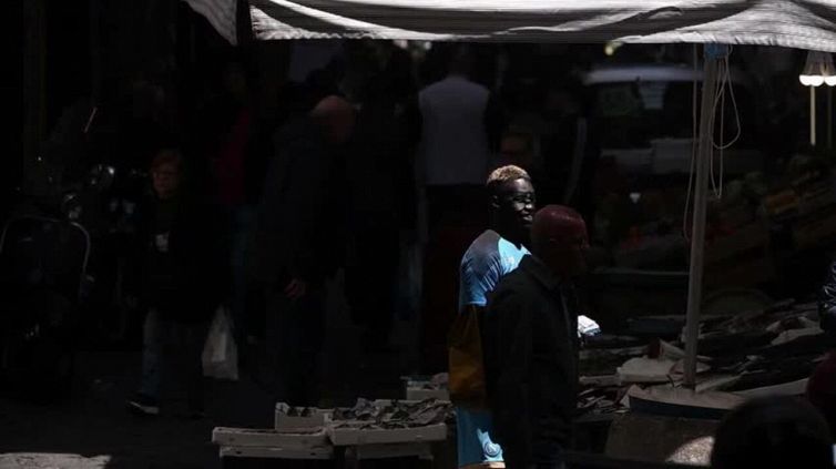 Febbre scudetto, a Napoli un finto Osimhen consegna volantini