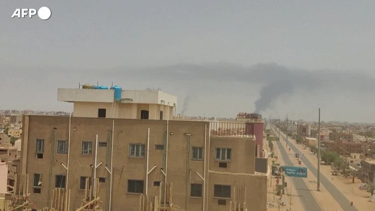 Sudan, il fumo della battaglia si alza su Khartoum nonostante la tregua