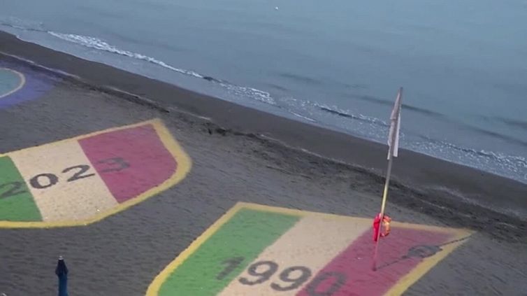 Napoli, sulla spiaggia di Posillipo i giochi di luce per festeggiare il terzo scudetto