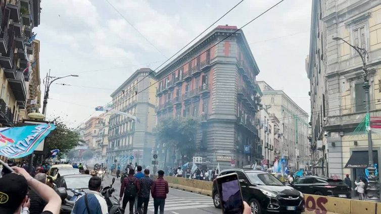 Clima di gioia a Napoli, alcuni tifosi gia' festeggiano in centro