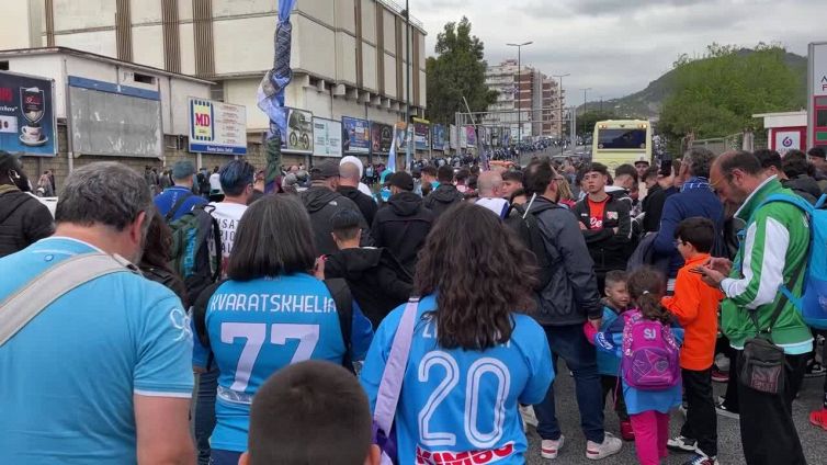 Rammarico e delusione tra i tifosi che lasciano il Maradona