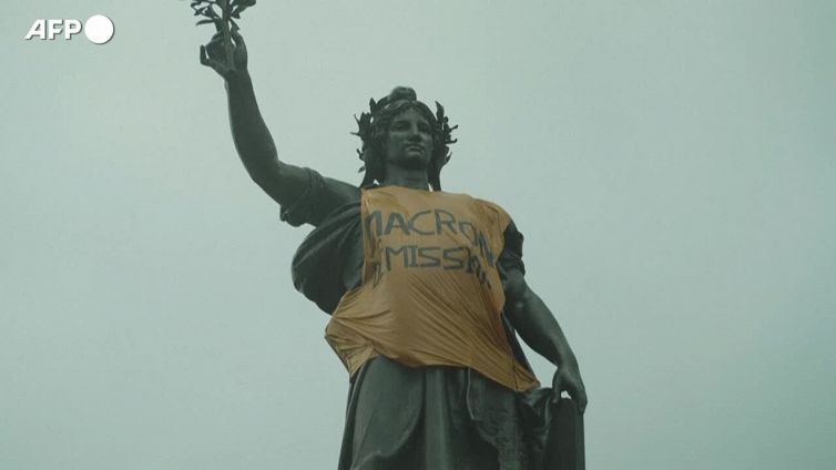 A Parigi la statua della Marianne "indossa" una maglietta contro Macron