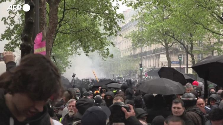 Scontri con la polizia al corteo per il primo maggio a Parigi