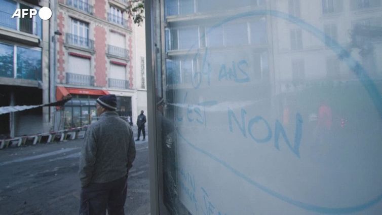 Primo maggio,il giorno dopo le manifestazioni a Parigi messa in sicurezza di un palazzo dato alle fiamme