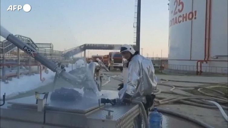 Russia, maxi incendio in un deposito di carburante vicino al ponte di Crimea