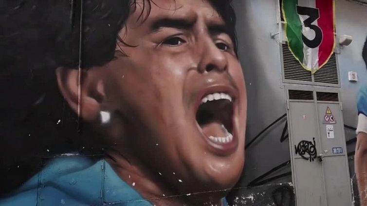Scudetto, tricolori e murales in zona della Chiesa del Carmine a Napoli