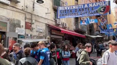 Napoli, festoni azzurri e sagome dei calciatori ricoprono la città