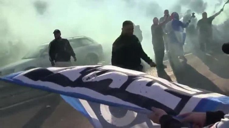 Napoli, i tifosi salutano il pullman degli azzurri in partenza verso Udine