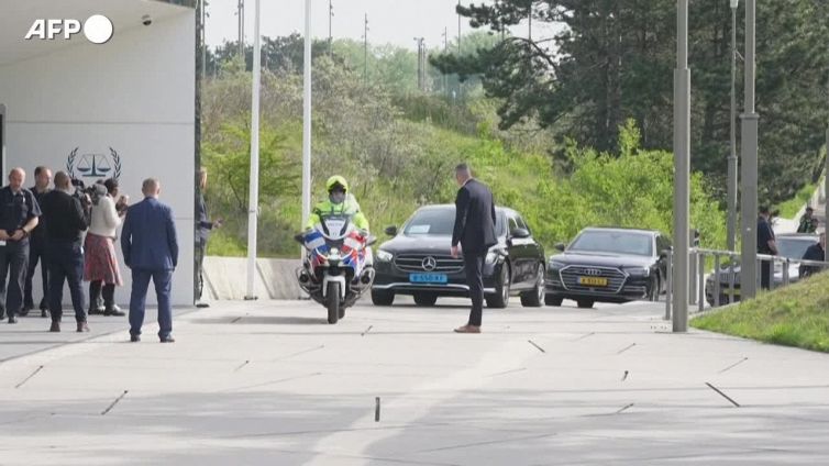 Zelensky arriva alla Corte penale internazionale dell'Aia