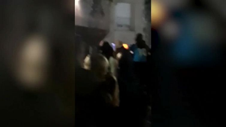 Napoli, folla di tifosi azzurri davanti all'hotel della squadra a Udine