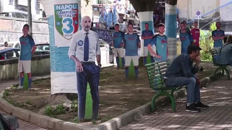 Festa scudetto a Napoli, un parroco tifoso lo mette sulla facciata della chiesa