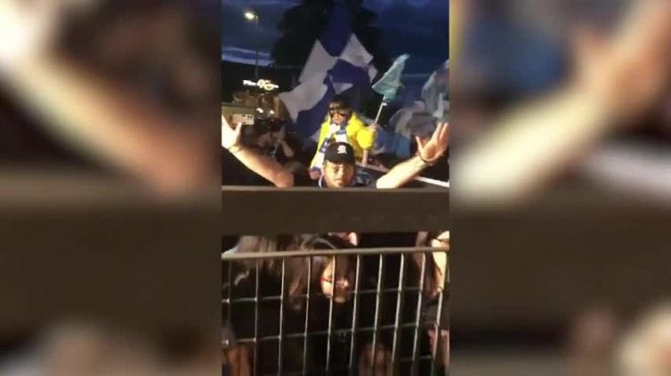 Napoli, i tifosi partenopei accolgono la squadra all'aeroporto di Trieste