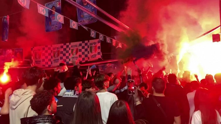Napoli, Piazza Carita' esplode al gol di Osimhen
