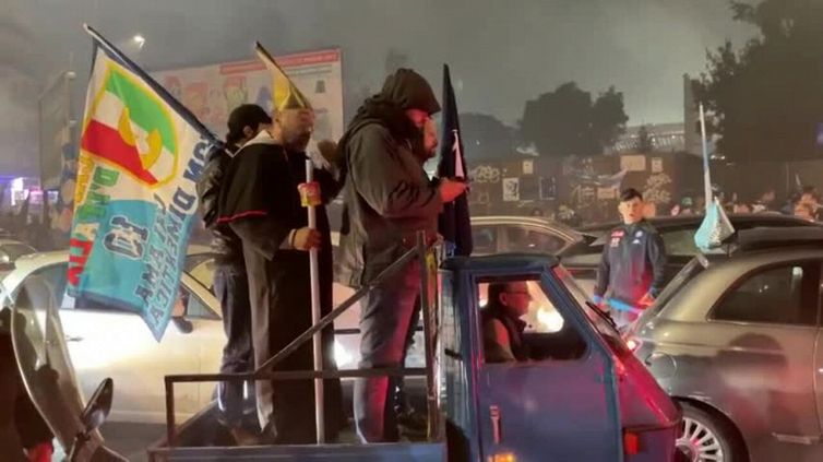 Scudetto Napoli, caroselli di auto e motorini in tutta la città