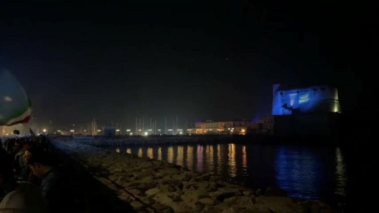 Scudetto Napoli, Castel dell'Ovo illuminato di azzurro con il tricolore