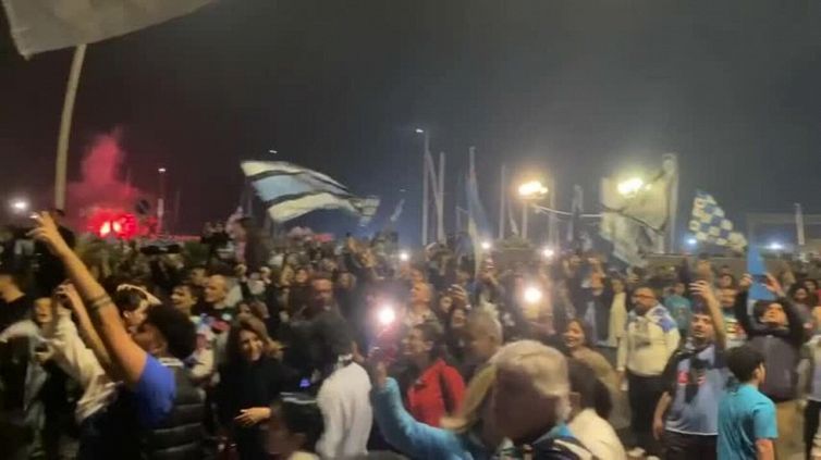 Scudetto Napoli, si canta 'O surdato 'nnammurato e tutti ballano