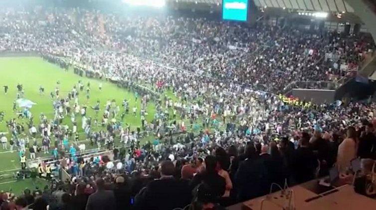 Scudetto Napoli, al triplice fischio comincia la festa: invasione di campo dei tifosi