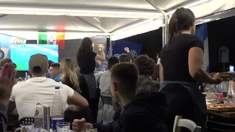 Roma, al gol di Osimhen, i tifosi del Napoli impazziscono