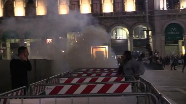 Milano, Napoli campione d'Italia. In Piazza Duomo cori, fumogeni e petardi