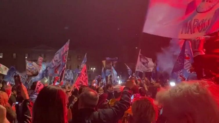 Scudetto Napoli, una città in festa: canti, balli e fuochi d'artificio