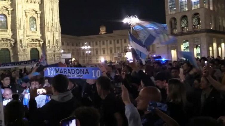 Milano, in Duomo impazza la festa per lo scudetto del Napoli
