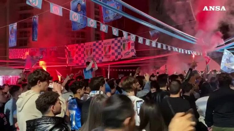 Napoli, Piazza Carita' esplode al gol di Osimhen