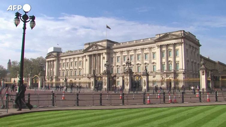 Pronta la corona per re Carlo ma l'ex impero si ribella