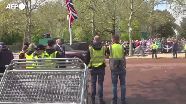 Incoronazione, Re Carlo saluta i sudditi accampati fuori Buckingham Palace