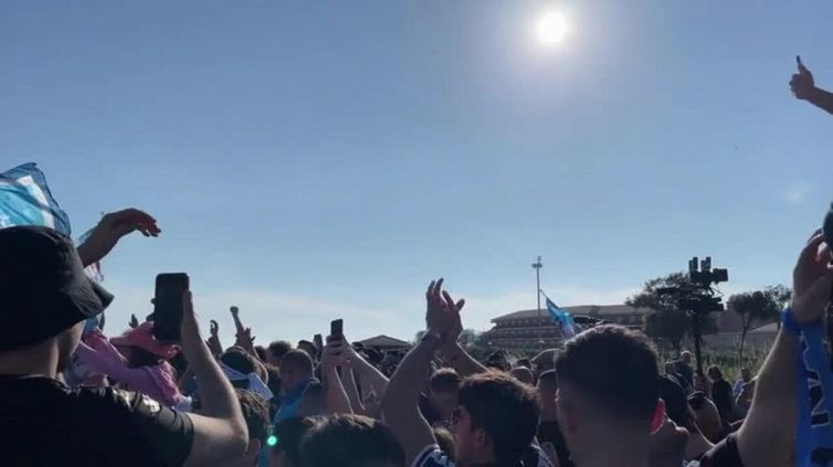 Festa scudetto, tifosi a Castelvolturno: "La squadra non è arrivata ma intanto festeggiamo"