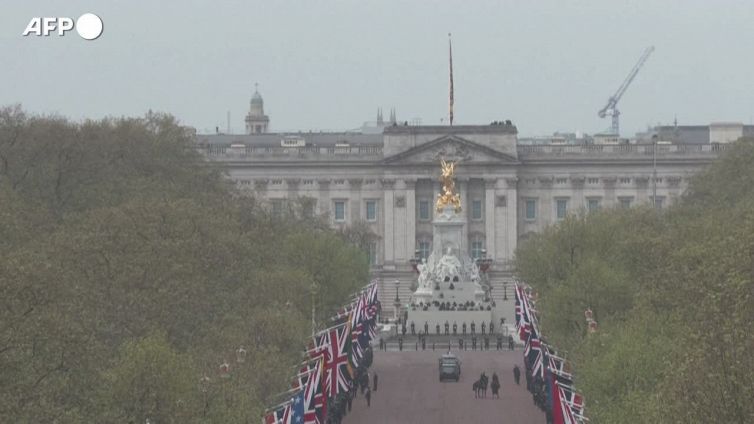 Carlo III arriva a Buckingham Palace prima dell'incoronazione