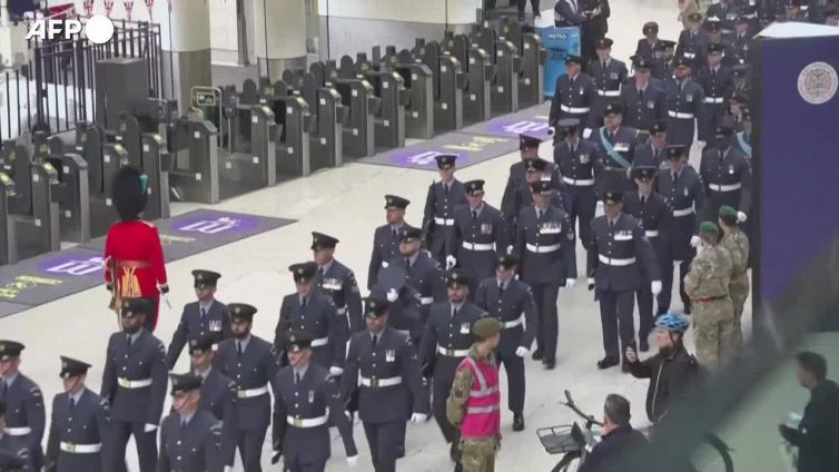 I soldati britannici arrivano a Londra per l'incoronazione di re Carlo III
