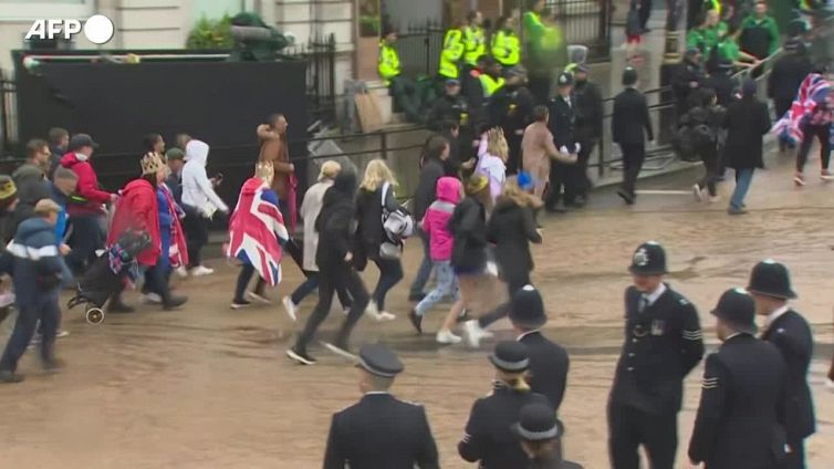 Incoronazione Carlo III, la famiglia reale sul balcone di Buckingham Palace