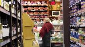 Gli italiani consumano di meno ma spendono di piu'