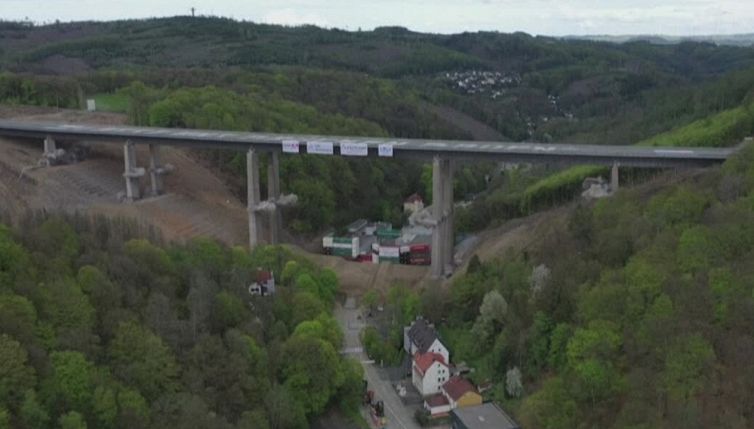 La spettacolare demolizione del viadotto autostradale