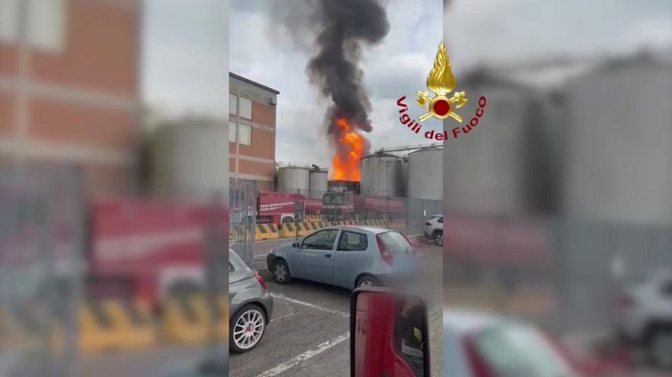 Maxi incendio in una distilleria a Faenza, nessuna persona coinvolta