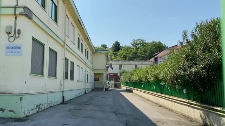 Pescara, una ragazzina di 13 anni cade dalla finestra della scuola