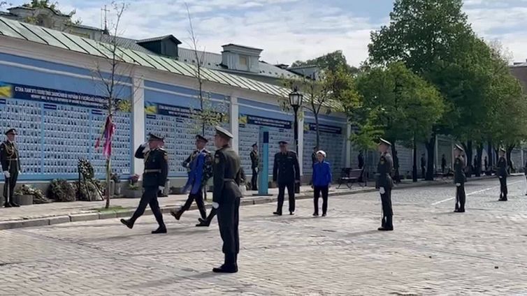 Ucraina, von der Leyen visita il muro dei caduti a Kiev