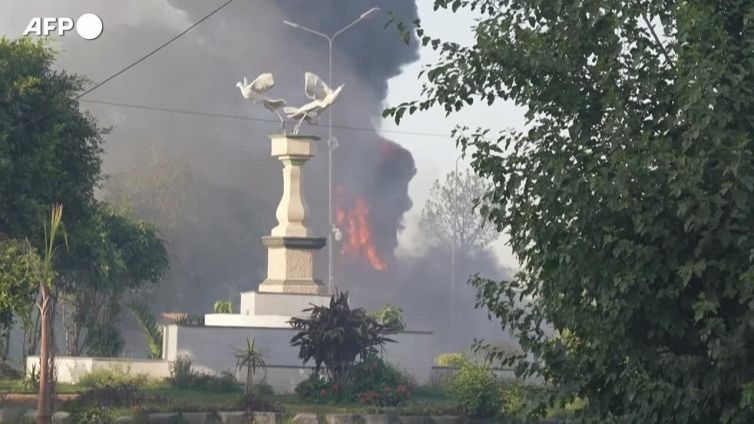 Pakistan, polizia usa gas lacrimogeni contro i sostenitori di Khan