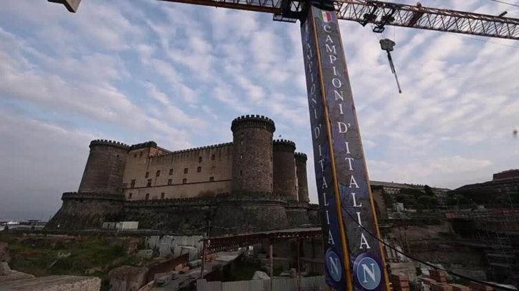 Scudetto Napoli, striscione "Campioni d'Italia" su una gru in piazza del Municipio
