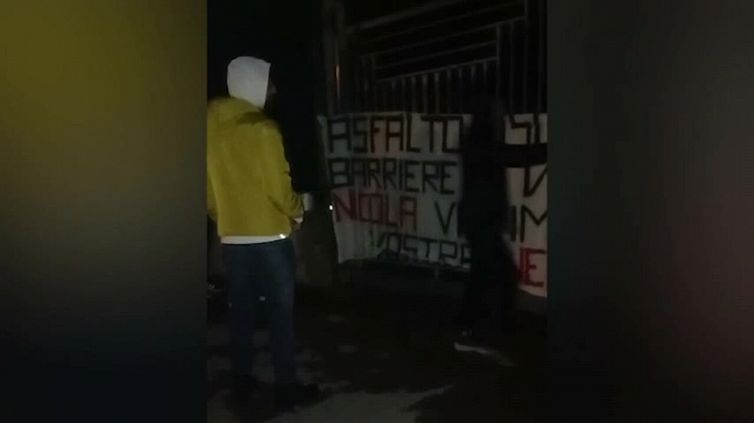 Giro d'Italia, cartelli di protesta per l'autista del bus morto a Ravello