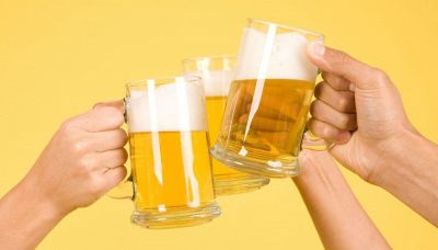 Non hai mai versato la birra nel modo giusto: ecco come si fa