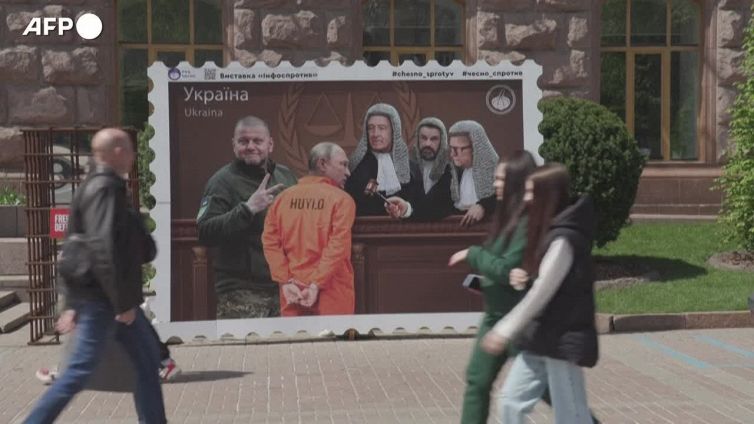 Kiev, Putin a processo in un'installazione artistica a forma di francobollo