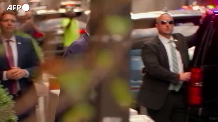 Trump show, "tagli alla spesa o meglio il default"