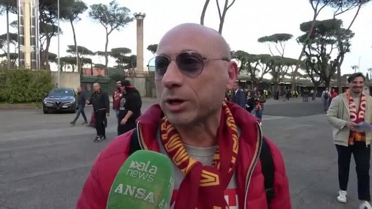 Roma - Bayer Leverkusen, i tifosi con Mourinho: "Deve restare, ci ha restituito appartenenza"